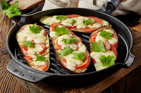 烤茄子配番茄和奶酪在平底锅上图片