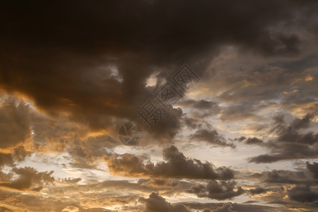 日落的天空和发光的云彩在雨天背景图片