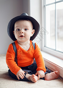 可爱时尚白人男婴的肖像图片