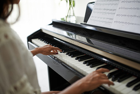 在家从音乐中弹钢琴的女人图片