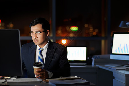 越南创业者深夜单独在办公室图片
