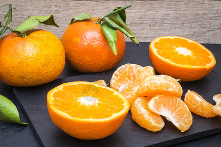托盘板上几种成熟的柑橘水果图片