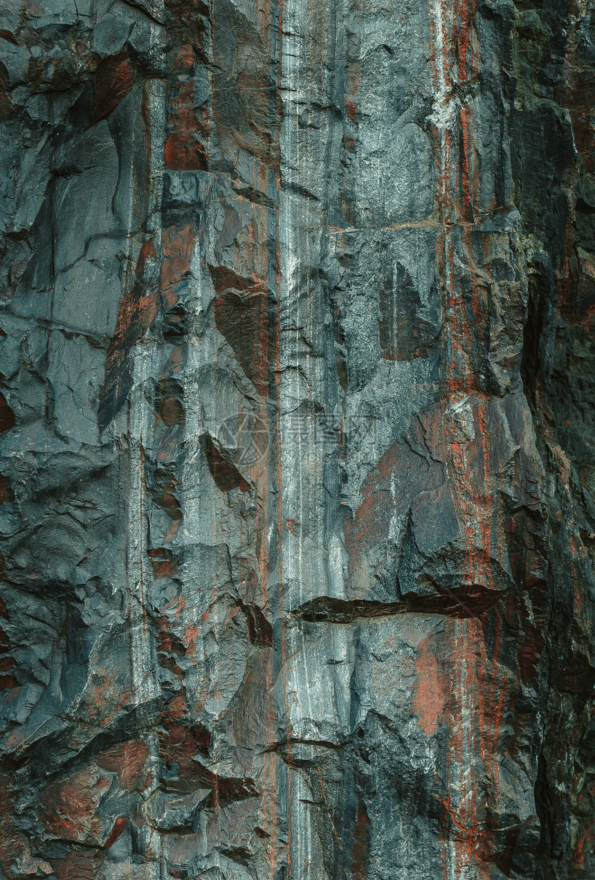 一块带有铁矿石脉的整体花岗岩巨石图片