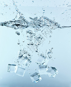 水中的冰立方体图片