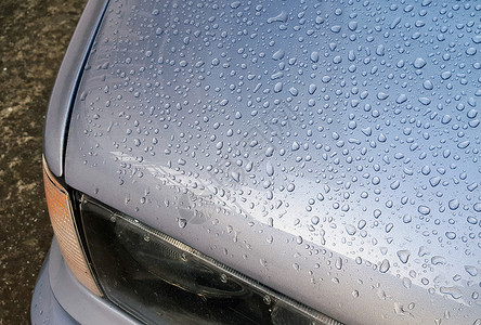 打蜡的汽车引擎盖上的雨滴图片