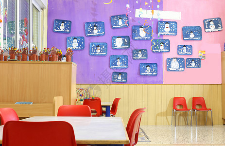有小椅子和墙上儿童画的托儿班图片