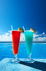 热带游泳池附近的鸡尾酒图片