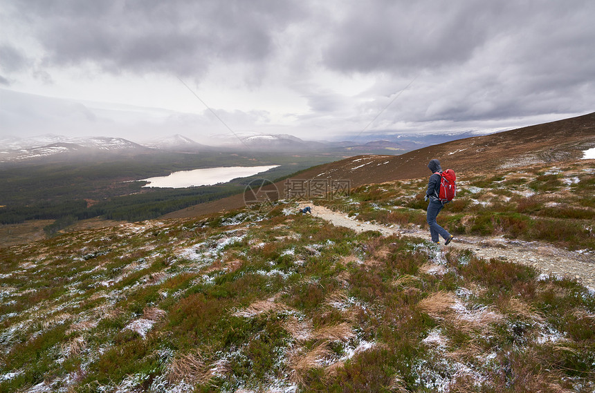 一位远足者在Cairngorms与LochMorlich相距遥远的BhuachailleCairn和LochMorlich一起向图片