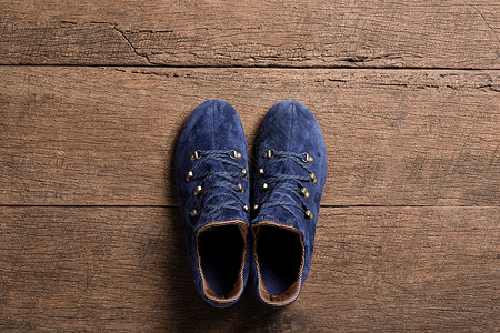 木板上的蓝色麂皮鞋背景图片