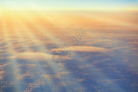 天空上有云的太阳线图片