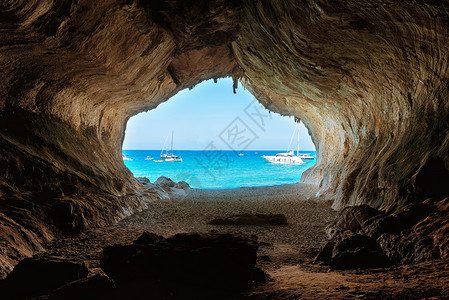 从大洞穴内部到海滩和蓝海图片