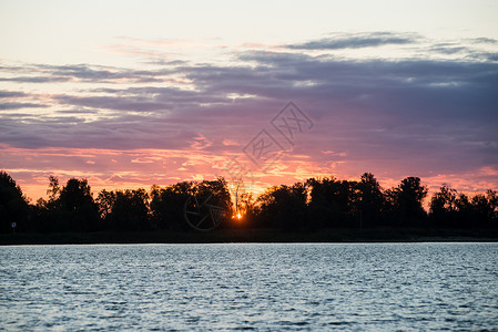 夏天湖上的日落图片