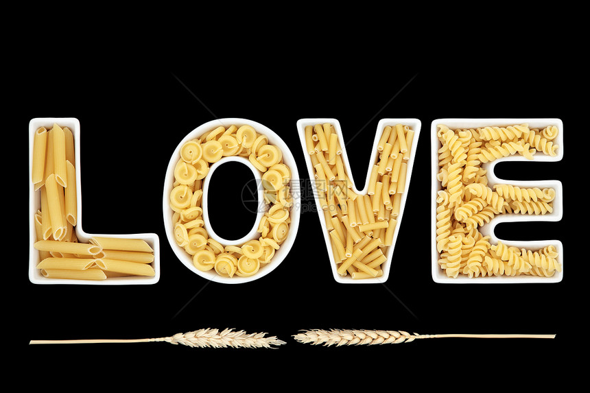 白瓷字的爱情词用意大利面和小麦在黑图片