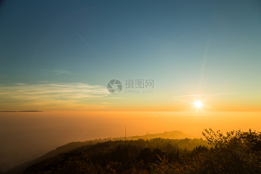 太阳在里雅斯特市下山而图片