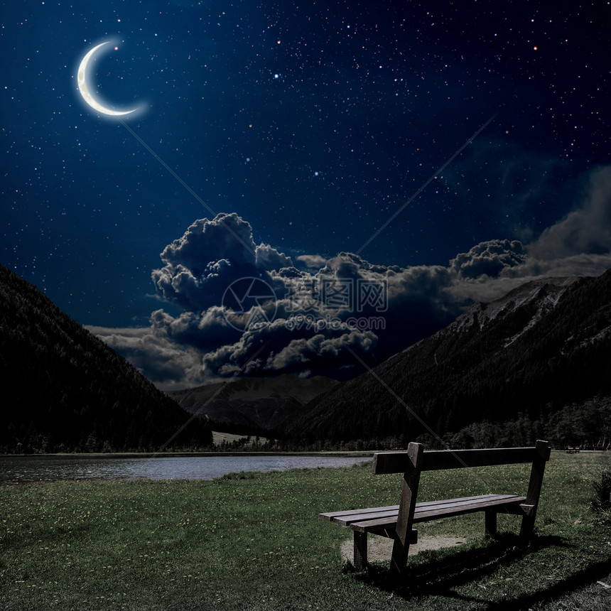 在奥地利阿尔卑斯山之夜的景色下放松休息的长椅这个图像的部分由美图片