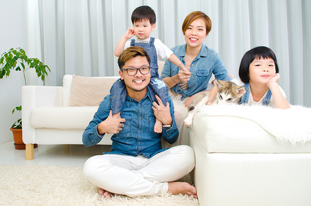 客厅里的亚洲家庭肖像图片