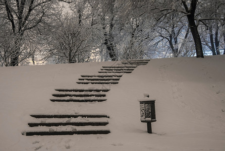 冬天雪夜的楼梯与脚印图片