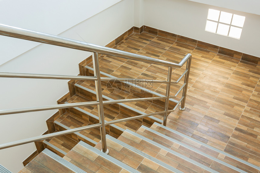 住宅楼梯有不锈钢板陶瓷地板砖木样图片