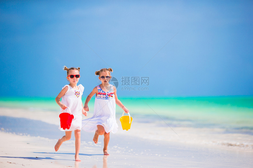 暑假期间海滩上可爱的小姐妹图片