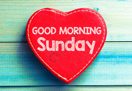 心与文本早上好星期天在一个木制的背景图片
