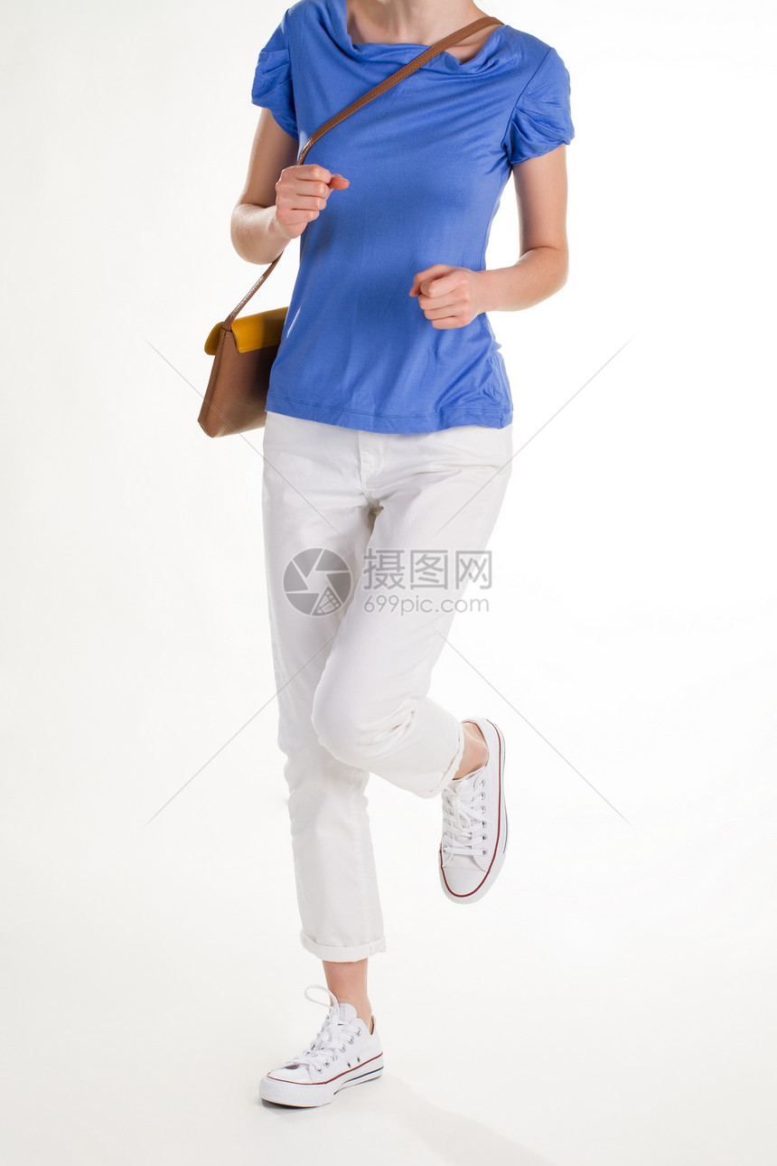 穿着休闲服跑步的女孩轻便的夏季服装适合晴天的女装穿着白色斜纹棉布图片
