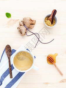 一杯姜茶含姜根蜂蜜和生锈木图片