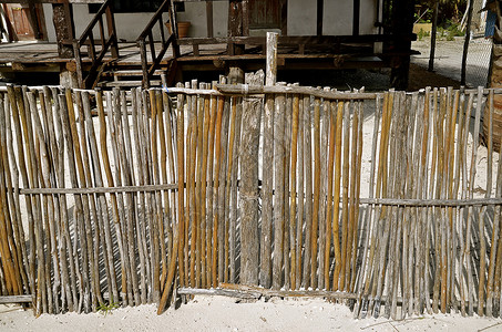 前院围栏是用棍棒和杆子在墨西哥住宅前的一处住图片