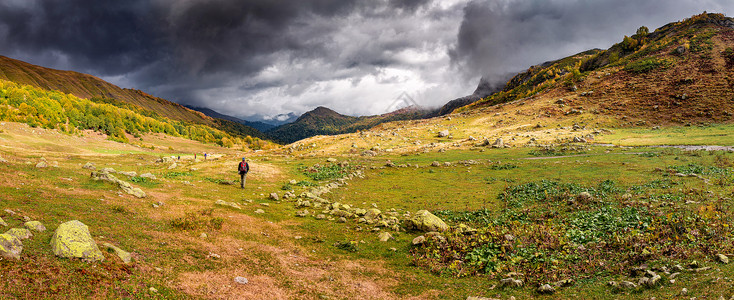 一些远足者放松享受着山脉的美丽景象图片