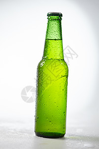 白色背景上的湿绿色啤酒瓶图片