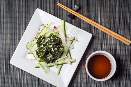 新鲜健康饮食沙拉配有华美海草背景图片