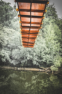 悬在河底的黄铁桥图片
