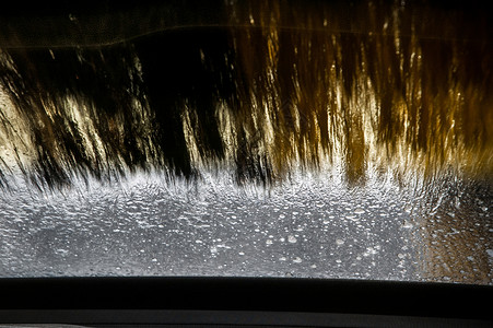 洗车刷清洗一辆配特别洗发水的图片