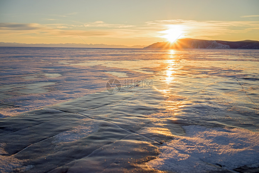 在贝加尔湖的冬天日落图片