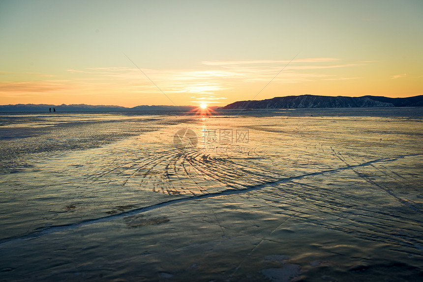 贝加尔湖冬天的日落图片