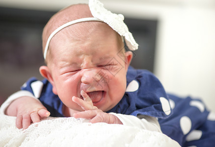 刚出生的女婴哭图片