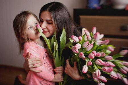 有花的母亲和女儿图片