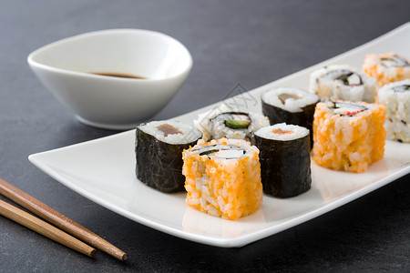寿司石板上的日本料理图片