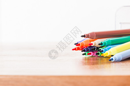 木桌上的彩色笔图片