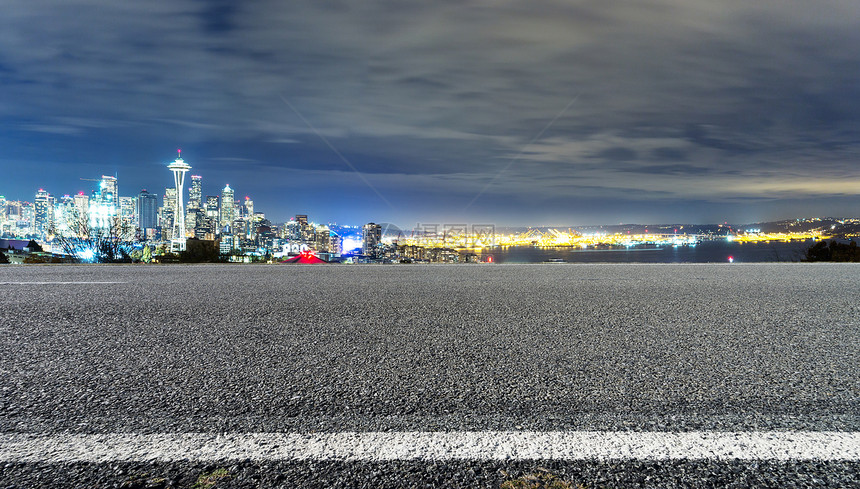 有西雅图都市风景的柏油路在晚上图片