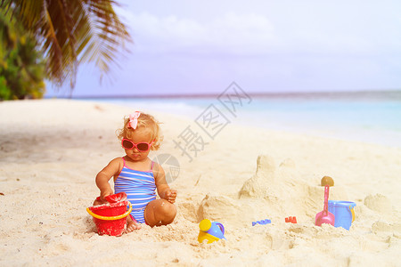 在热带沙滩上玩沙子图片