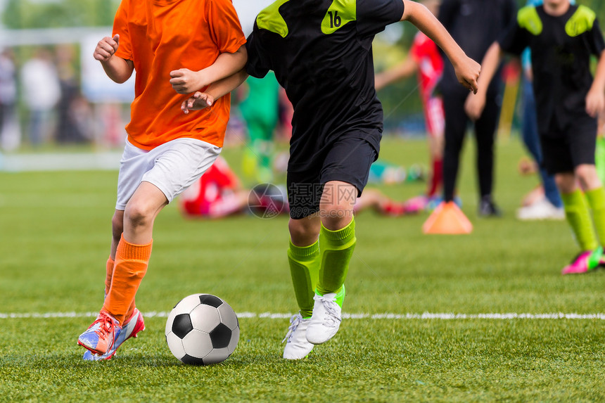 青年足球队之间的训练和足球比赛小男图片