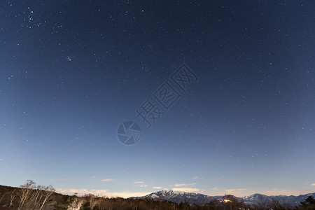 繁星点的夜空和山的风景图片