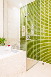 浴室内的淋浴箱玻璃装饰图片