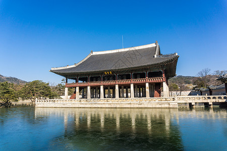 景福宫位于韩国首尔蓝天河流中图片