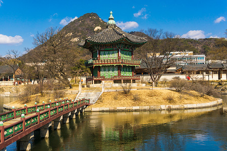 景福宫位于韩国首尔蓝天河流中图片
