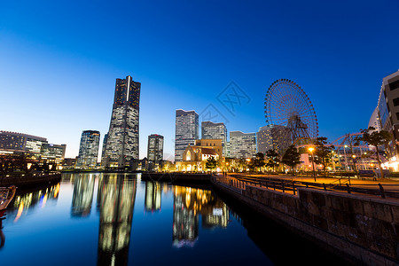 晚上横滨城市风景与照明的图片