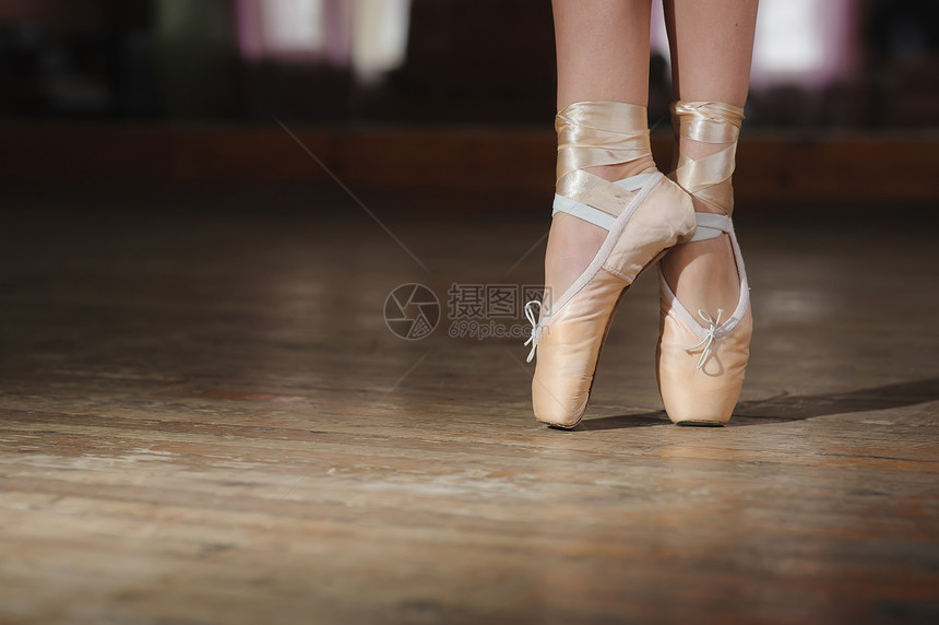 年轻芭蕾舞者或舞蹈女郎跳舞图片