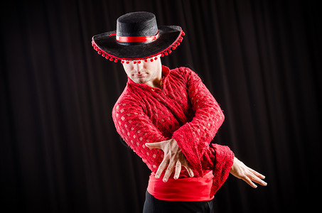 穿着红色衣服跳西班牙舞的男人图片