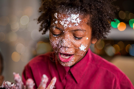 黑孩子涂在蛋糕上孩子的脸涂在蛋糕上我们都有这样的朋图片