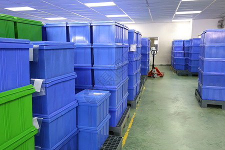 工业厂房的蓝塑料箱产品图片